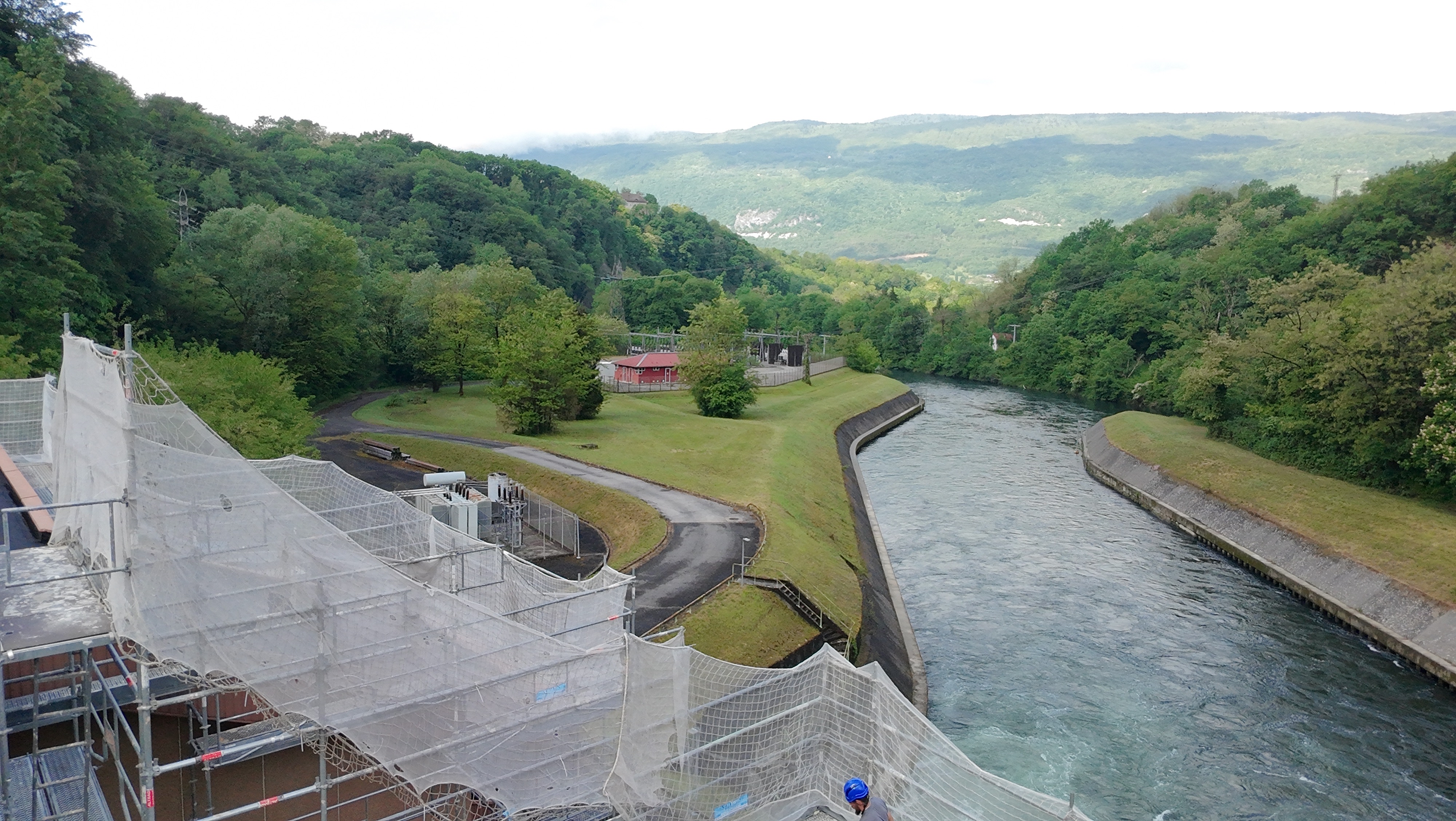 Vue drone — canal de dérivation et vallée de l'Ain