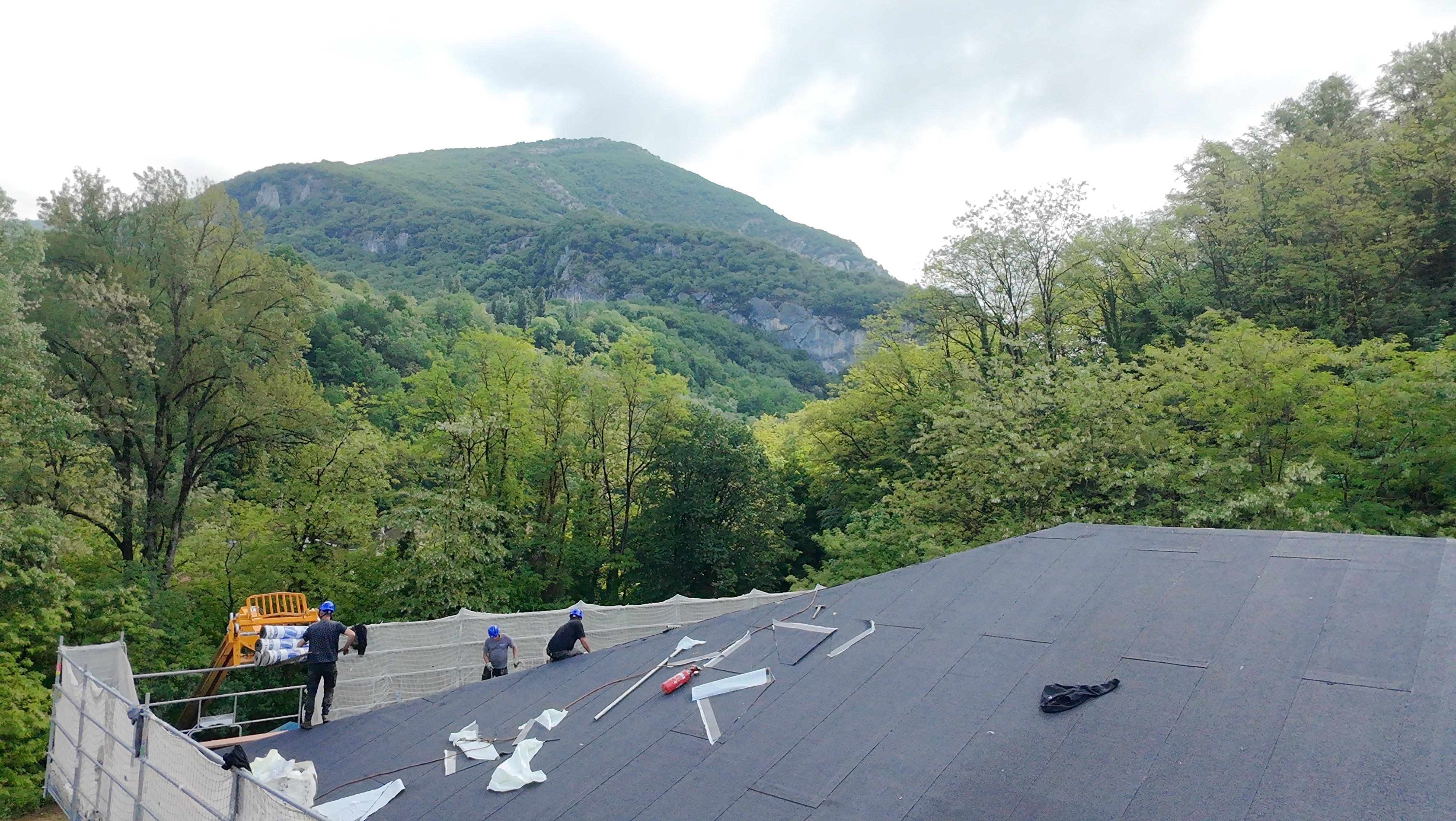 Vue large de l'équipe GFE sur la toiture-terrasse